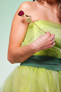 美丽的春天或夏温柔的女士带着干玫瑰戴帽子绿色概念图片