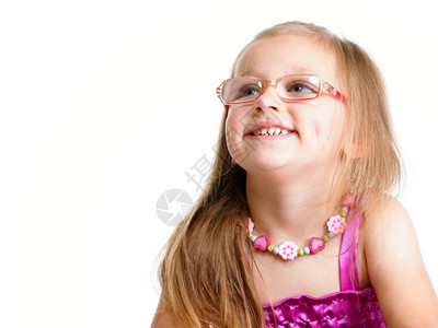 戴眼镜的金发小女孩在微笑图片