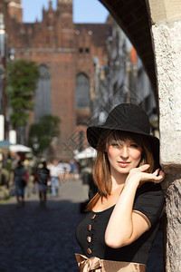 黑帽女古老的欧洲城市GdanskDanzig的街上图片