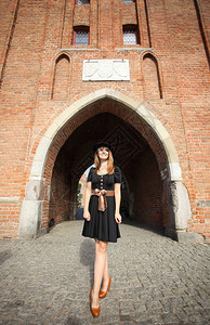 黑帽女古老的欧洲城市GdanskDanzig的街上图片
