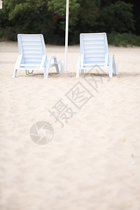 沙滩上的甲板椅图片