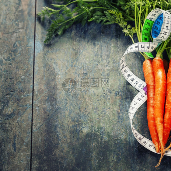 新鲜胡萝卜和计量带饮食和健康概念图片