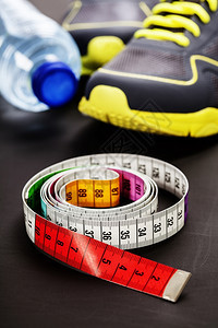 运动鞋测量胶带和灰色底水图片