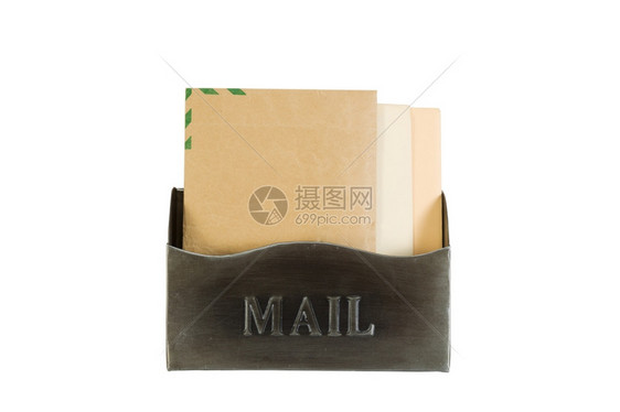 一个旧金属邮箱的顶部视图里面有白纸的字母孤立在白纸上图片