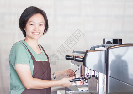 亚洲咖啡家笑着做股票照片图片