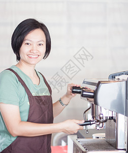 在咖啡店工作的妇女咖啡师股票照片图片