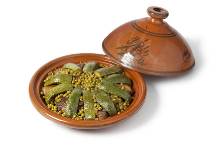 传统摩洛哥菜白底羊肉豆子和卷心菜图片
