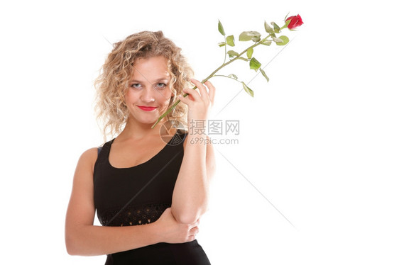迷人的caucasian笑着的金发女人肖像被白红玫瑰所孤立图片