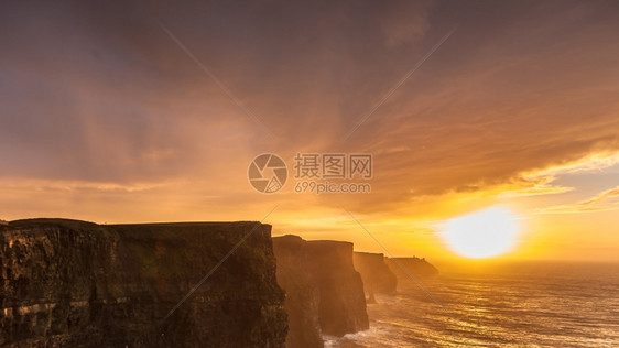 莫赫日落时的裂缝在克拉尔爱兰公司欧洲美丽的风景图片