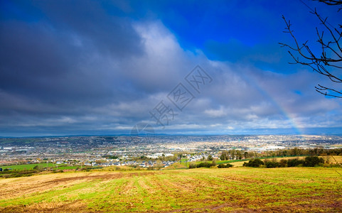 爱尔兰欧洲科克县市的景象秋天城市中彩色多的云蓝色天空中美丽的颜色现象高温天气自然景观图片