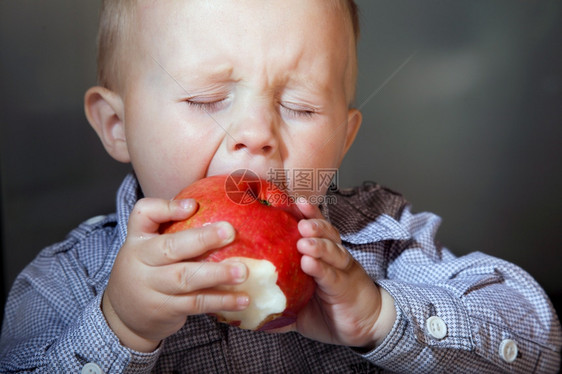 食用苹果的男孩子图片
