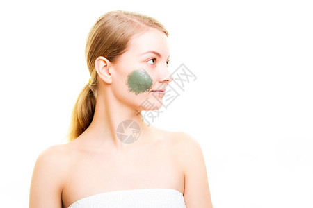 皮肤护理脸部被泥蒙着的女人孩照顾干皮肤美容治疗图片