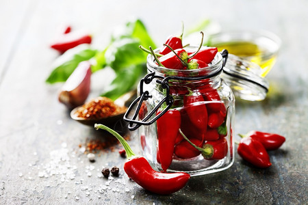 红辣椒和草药及香料木制背景烹饪或辣食品概念图片