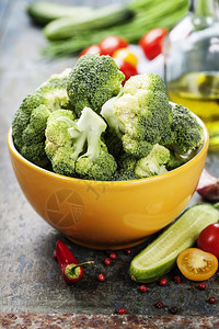 绿花椰菜和健康的有机蔬菜在木质背景上图片