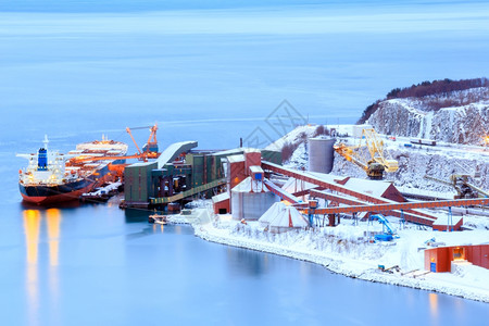 挪威纳尔维克铁矿石工厂造船装有作起重桥的货运轮图片