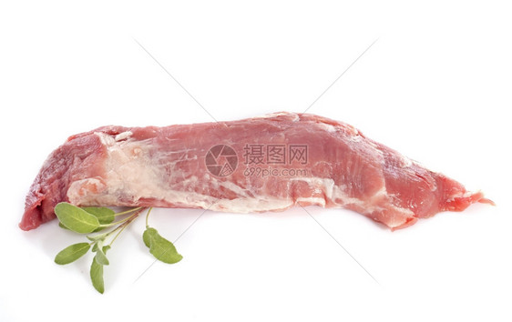 白色背景面前的猪肉iletmignon图片