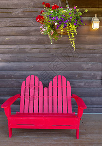 红色木制椅子垂直照片夏季与天然雪松木相靠的红色制椅子垂直照片图片