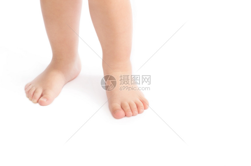 婴儿脚被孤立在白的婴儿脚上