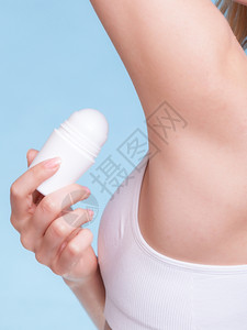女孩在臂窝里施用棒子除臭剂年轻女人在下臂上注射抗呼吸剂每日皮肤和身体护理工作室拍摄图片