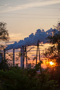 日落时电厂或站烟囱雾工业景观图片