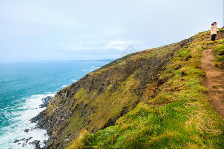 爱尔兰的风景海岸线亚特兰海滨岩石岸景色爱尔兰欧洲科克县图片