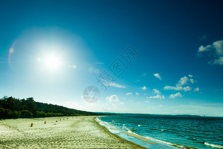 风景海中或水蓝色云层天空的景象沙滩上有脚印图片