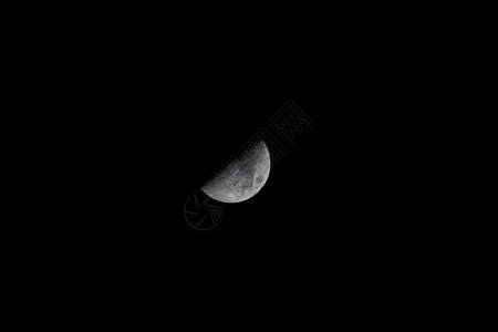 夜晚天空的半个月亮图片
