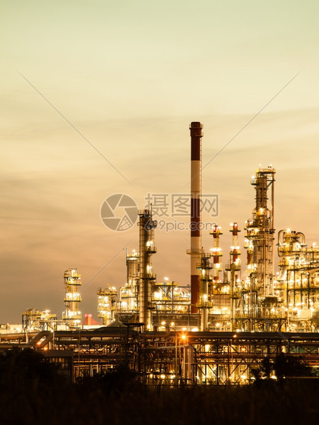波兰欧洲格但斯克炼油石化工厂的夜景图片