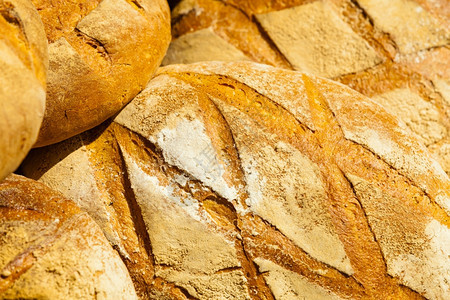 在户外的市场摊位上有许多熟的黑麦传统面包图片