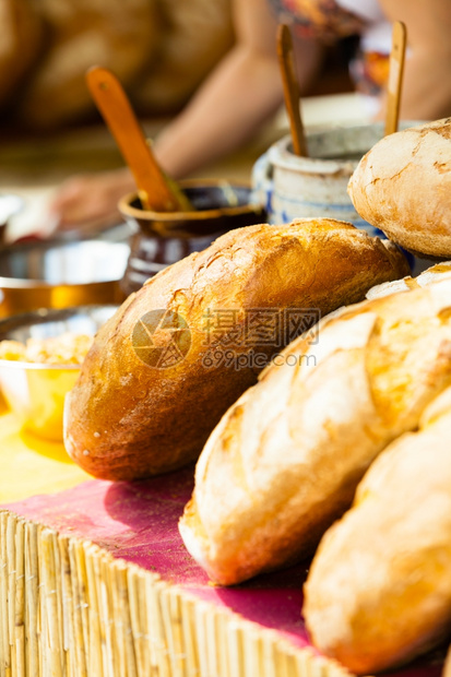 在户外的市场摊位上有许多烤熟的黑麦传统面包图片