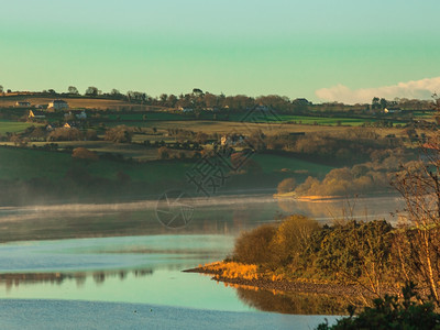 爱尔兰欧洲科克河上空的清晨雾图片