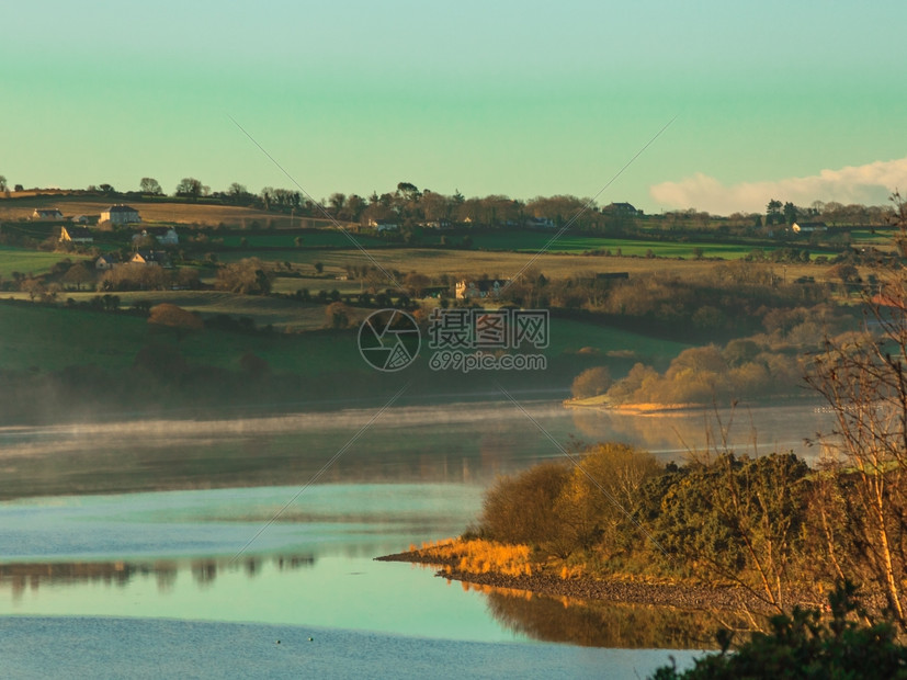 爱尔兰欧洲科克河上空的清晨雾图片