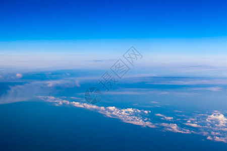 从飞机的窗口可以看到美丽的云层图片