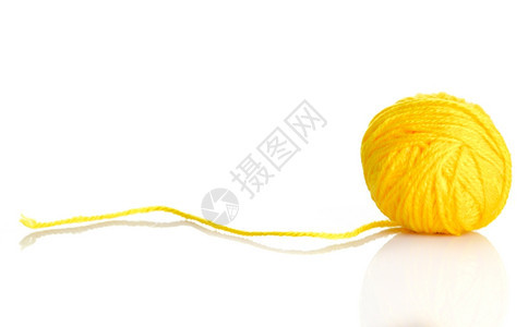白色背景上孤立的黄毛线球图片