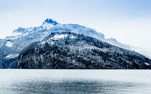 雪山全景崩的冬天图片