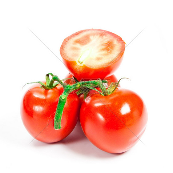 关闭白孤立的葡萄藤上西红柿图片