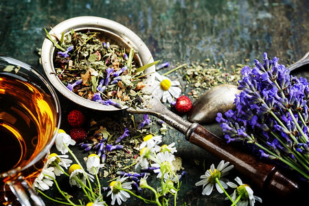 含有野花的草药茶和木本底的果汁生物食健康和饮概念图片