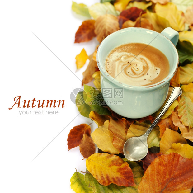 咖啡和秋叶用白色易于移动的样本文图片