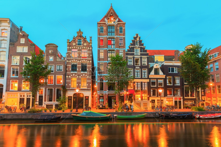 荷兰阿姆斯特丹运河Herengracht的夜间城市景色图片