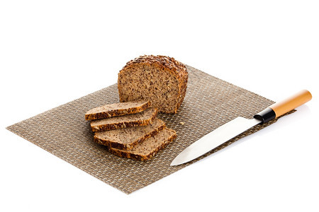 新鲜面包被用刀砍在木板上图片