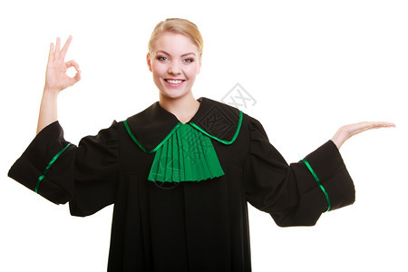 法律庭或司身着油色波兰礼服的女律师图片
