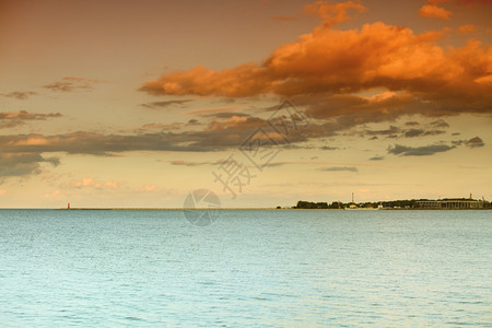 日落或出时有海天空和灯塔波罗的海兰丹泽格斯克图片