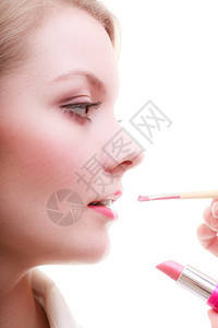 化妆美容程序和概念关闭部分妇女面对红唇化妆艺术家使用配饰工具涂口红图片