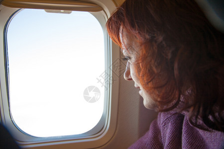 乘客坐在飞机窗口看风景图片