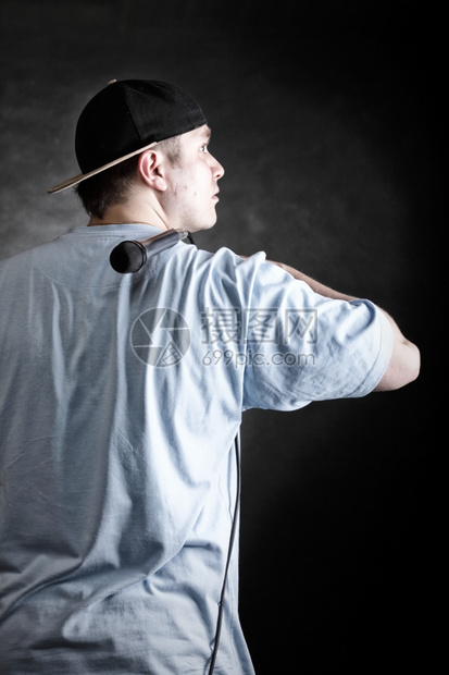Rapper态度说唱歌手跳舞表演戴着帽子麦克风的年轻人图片
