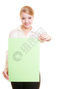 广告年轻女持有空白复制间绿色横幅孤立在白色上商业女推荐您的产品背景图片