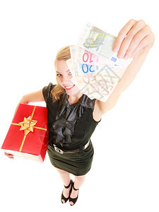 带着红色圣诞礼物盒和欧元货币钞票的金发女孩图片