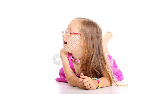 带眼镜的小女孩趴在地上图片