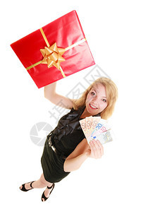 带着红色圣诞礼物盒和欧元货币钞票的金发女孩图片