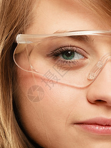 实验室化学女或生戴护目镜的科学研究者脸部一半图片